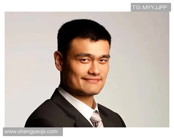 姚明在上海街头偶遇球迷引发热议,分享篮球故事感动众人 姚明在上海街头偶遇球迷引发热议,分享篮球故事感动众人