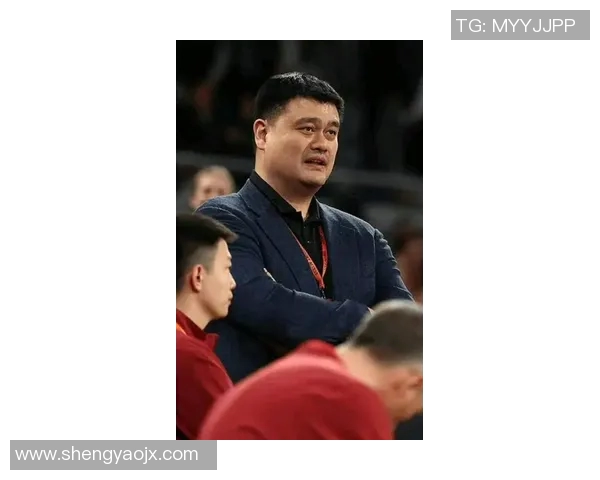 姚明比赛中意外滑倒引发全场惊呼球迷纷纷担心其伤情 姚明比赛中意外滑倒引发全场惊呼球迷纷纷担心其伤情