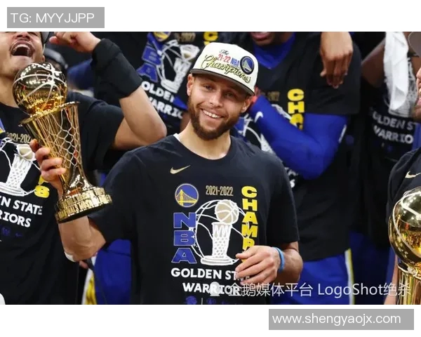 库里获得本赛季MVP荣誉，成为历史第一位蝉联MVP的球员